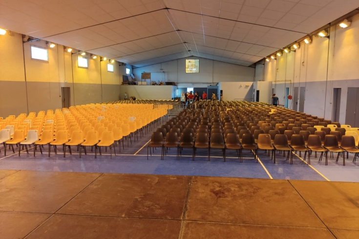 La salle installée est restée vide...